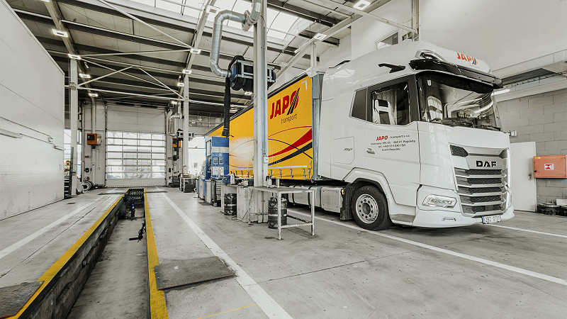 Nahlédnutí pod kapotu: Proč je vlastní servis a myčka LKW výhodou pro naše řidiče (i klienty)